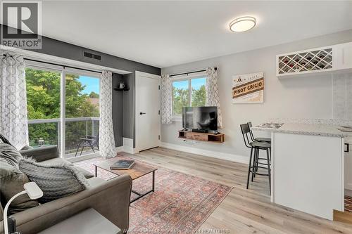 44 Robson Road Unit# 216, Leamington, ON - Indoor Photo Showing Living Room
