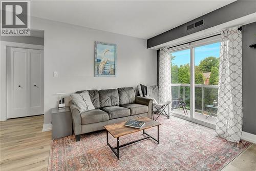 44 Robson Road Unit# 216, Leamington, ON - Indoor Photo Showing Living Room