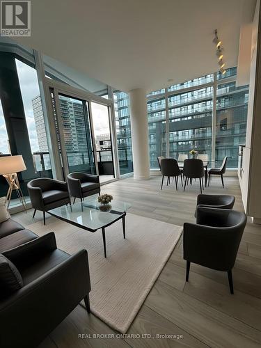 420S - 110 Broadway Avenue, Toronto, ON - Indoor Photo Showing Living Room