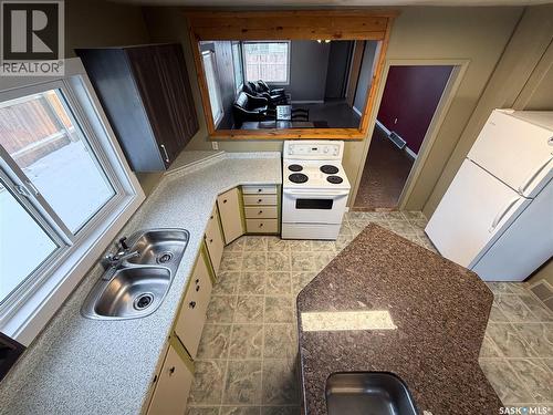 301 Front Street, Eastend, SK - Indoor Photo Showing Kitchen With Double Sink