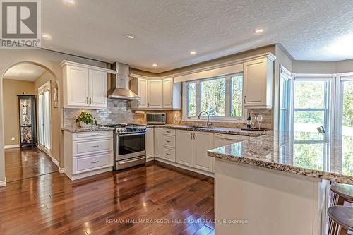 3678 Kimberley Street, Innisfil, ON - Indoor Photo Showing Kitchen With Upgraded Kitchen