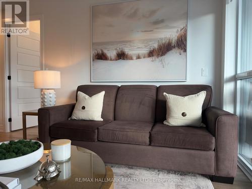 321 - 415 Sea Ray Avenue, Innisfil, ON - Indoor Photo Showing Living Room