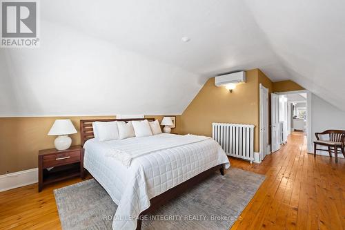 Primary bedroom with walk-in closet - 553 Gilmour Street, Ottawa, ON - Indoor Photo Showing Bedroom