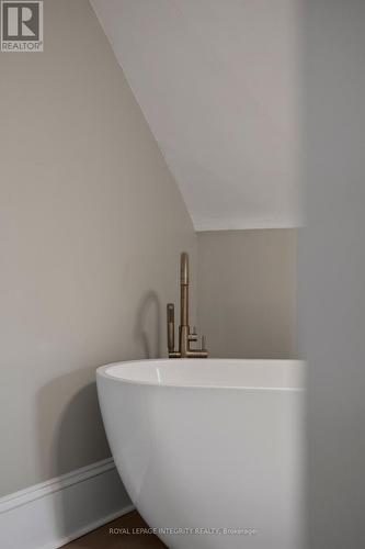 Gorgeous freestanding tub - 553 Gilmour Street, Ottawa, ON - Indoor