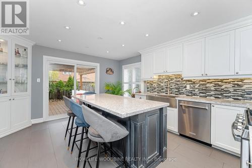 2546 Burnford Trail N, Mississauga, ON - Indoor Photo Showing Kitchen With Upgraded Kitchen