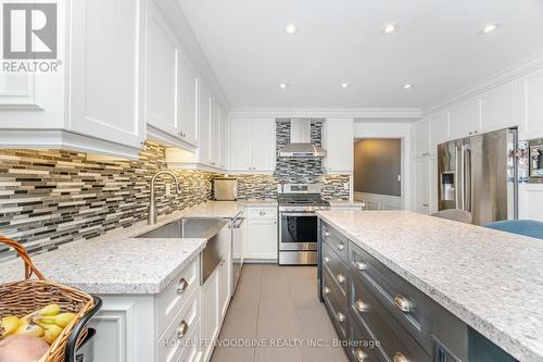 2546 Burnford Trail N, Mississauga, ON - Indoor Photo Showing Kitchen With Upgraded Kitchen