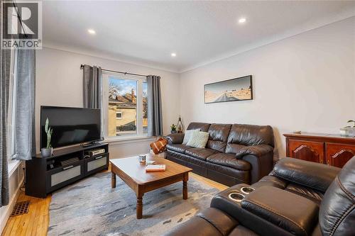 561 Mclaren Avenue, Sarnia, ON - Indoor Photo Showing Living Room