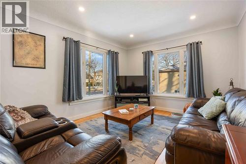 561 Mclaren Avenue, Sarnia, ON - Indoor Photo Showing Living Room