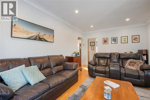 561 Mclaren Avenue, Sarnia, ON - Indoor Photo Showing Living Room