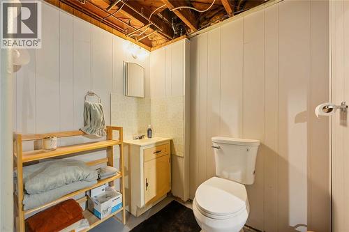 561 Mclaren Avenue, Sarnia, ON - Indoor Photo Showing Bathroom