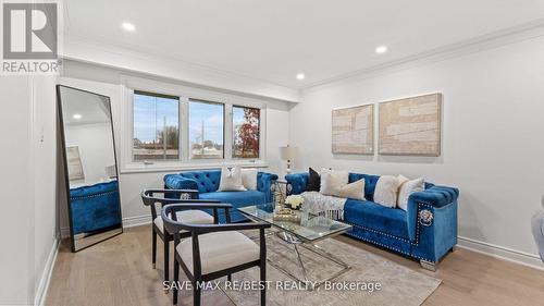 505 Ortono Avenue, Oshawa, ON - Indoor Photo Showing Living Room