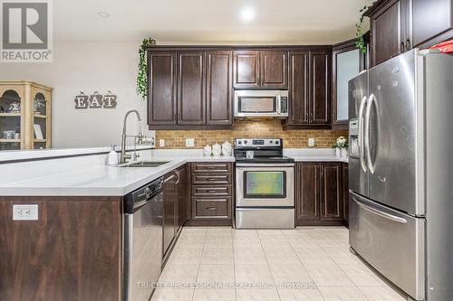 17 Sleightholme Crescent, Brampton, ON - Indoor Photo Showing Kitchen With Double Sink With Upgraded Kitchen