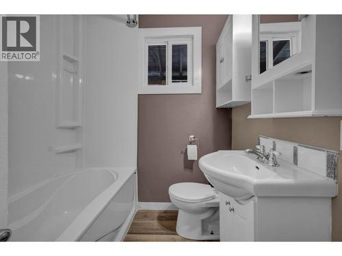 9147 North Kelly Road, Prince George, BC - Indoor Photo Showing Bathroom