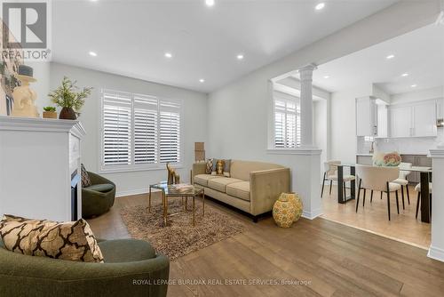 4838 Columbus Drive, Burlington, ON - Indoor Photo Showing Living Room