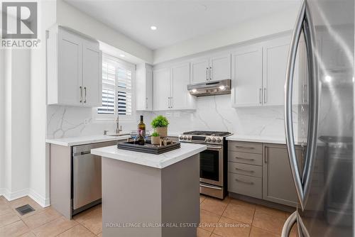 4838 Columbus Drive, Burlington, ON - Indoor Photo Showing Kitchen With Upgraded Kitchen