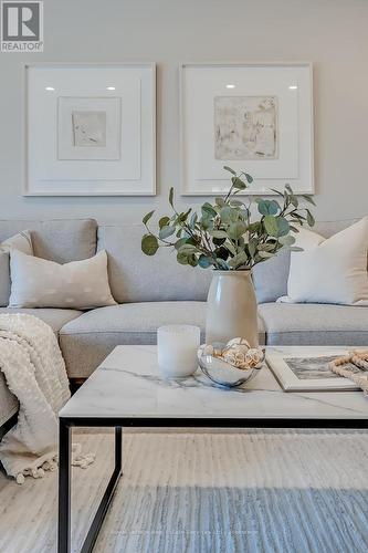 1225 Old Post Drive, Oakville (Ga Glen Abbey), ON - Indoor Photo Showing Living Room