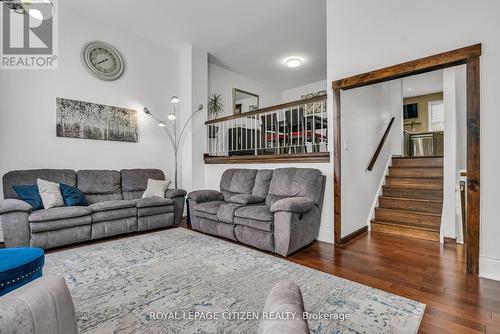 7567 Wildfern Drive, Mississauga, ON - Indoor Photo Showing Living Room