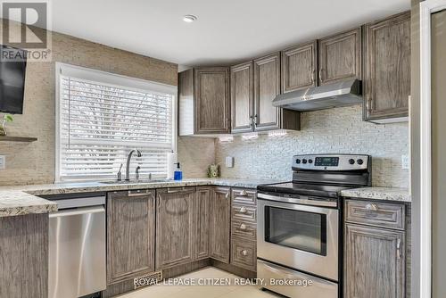 7567 Wildfern Drive, Mississauga, ON - Indoor Photo Showing Kitchen With Upgraded Kitchen