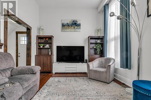 7567 Wildfern Drive, Mississauga, ON - Indoor Photo Showing Living Room