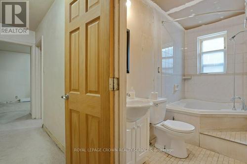844 Stirling Avenue S, Kitchener, ON - Indoor Photo Showing Bathroom