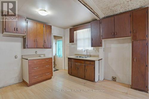 844 Stirling Avenue S, Kitchener, ON - Indoor Photo Showing Kitchen With Double Sink