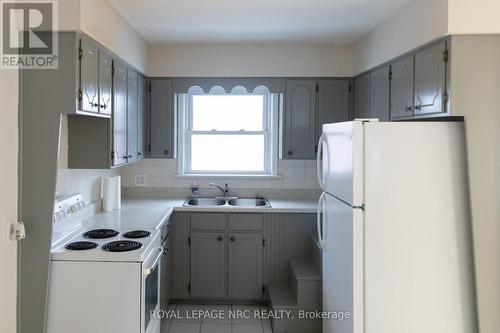 5905 Valley Way, Niagara Falls (Stamford), ON - Indoor Photo Showing Kitchen With Double Sink