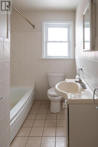 Main Floor Bathroom. - 5905 Valley Way, Niagara Falls (Stamford), ON - Indoor Photo Showing Bathroom