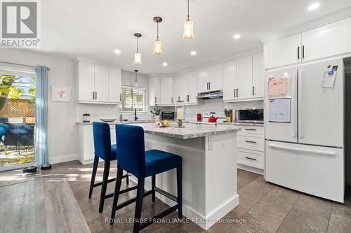 4 Kingsway Court, Belleville (Belleville Ward), ON - Indoor Photo Showing Kitchen With Upgraded Kitchen