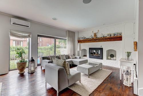 Salle familiale - 112 Av. Cornwall, Mont-Royal, QC - Indoor Photo Showing Living Room With Fireplace