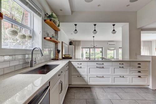 Cuisine - 112 Av. Cornwall, Mont-Royal, QC - Indoor Photo Showing Kitchen With Upgraded Kitchen