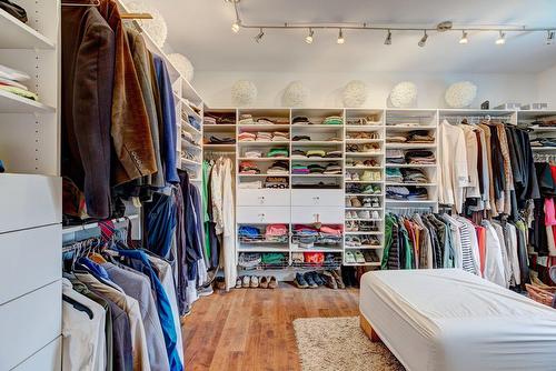 Penderie (Walk-in) - 112 Av. Cornwall, Mont-Royal, QC - Indoor With Storage