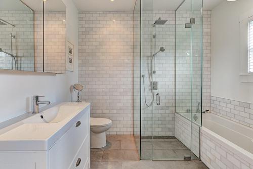 Salle de bains attenante à la CCP - 112 Av. Cornwall, Mont-Royal, QC - Indoor Photo Showing Bathroom