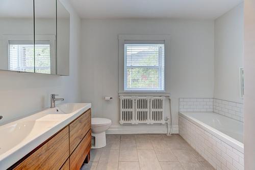 Salle de bains - 112 Av. Cornwall, Mont-Royal, QC - Indoor Photo Showing Bathroom