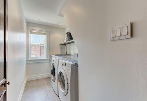 Salle de lavage - 112 Av. Cornwall, Mont-Royal, QC - Indoor Photo Showing Laundry Room