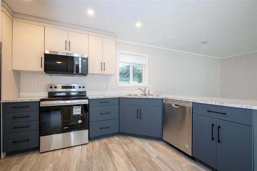 85 Sandale Drive, Winnipeg, MB - Indoor Photo Showing Kitchen With Stainless Steel Kitchen
