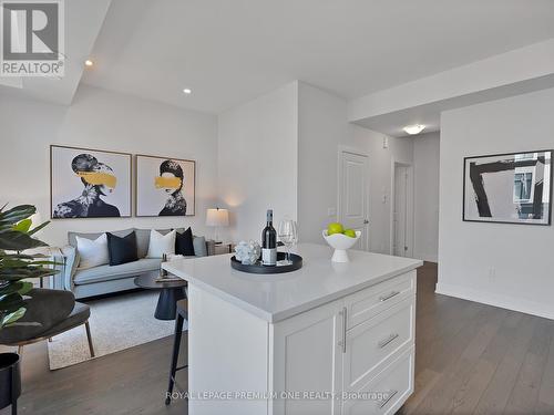 225 - 9560 Islington Avenue, Vaughan, ON - Indoor Photo Showing Living Room