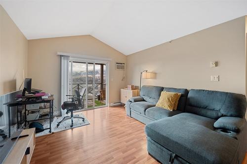 406-256 Hastings Avenue, Penticton, BC - Indoor Photo Showing Living Room