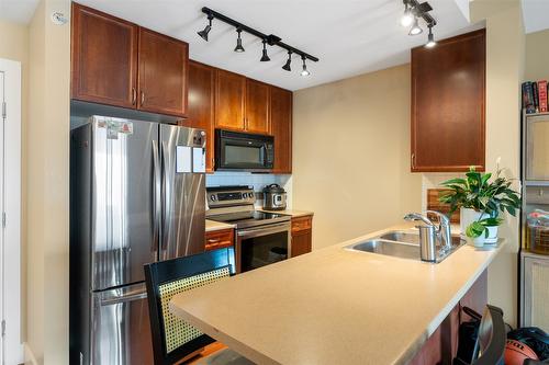 406-256 Hastings Avenue, Penticton, BC - Indoor Photo Showing Kitchen With Double Sink