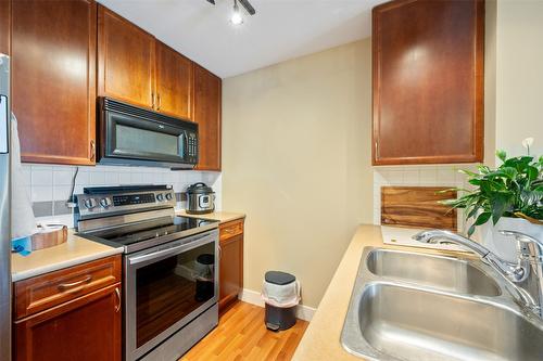 406-256 Hastings Avenue, Penticton, BC - Indoor Photo Showing Kitchen With Double Sink