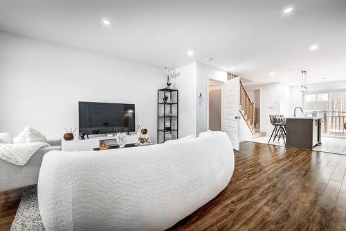 Salon - 345 Av. André-Chartrand, Vaudreuil-Dorion, QC 