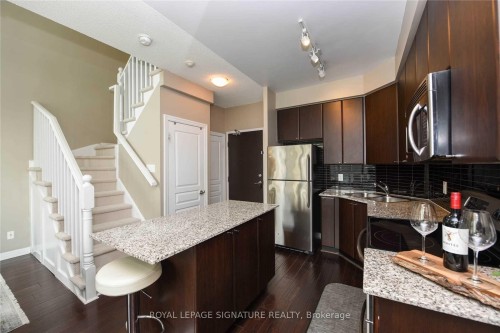304-225 Webb Drive, Mississauga, ON - Indoor Photo Showing Kitchen With Upgraded Kitchen