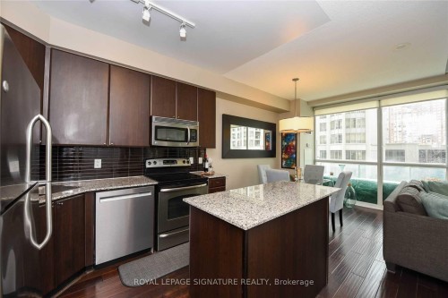 304-225 Webb Drive, Mississauga, ON - Indoor Photo Showing Kitchen