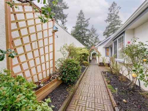 993 Scottswood Close, Saanich, BC 