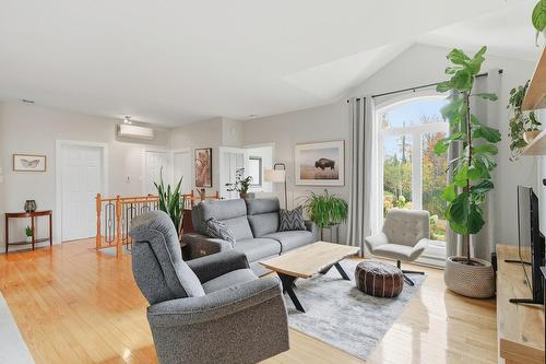 Salon - 311 Mtée Du Versant-Sud S., Sainte-Agathe-Des-Monts, QC - Indoor Photo Showing Living Room