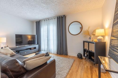 Living room - 6352 Boul. Des Roseraies, Montréal (Anjou), QC - Indoor Photo Showing Living Room