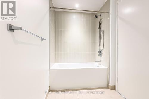 3512 - 3900 Confederation Parkway, Mississauga, ON - Indoor Photo Showing Bathroom