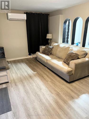 5 Glencairn Square, Brampton, ON - Indoor Photo Showing Living Room