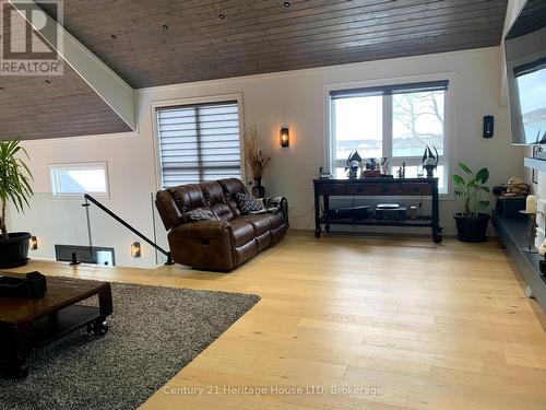 9785 Niagara River Parkway, Niagara Falls (Lyons Creek), ON - Indoor Photo Showing Living Room