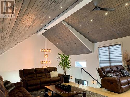 9785 Niagara River Parkway, Niagara Falls (Lyons Creek), ON - Indoor Photo Showing Living Room