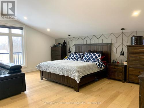 9785 Niagara River Parkway, Niagara Falls (Lyons Creek), ON - Indoor Photo Showing Bedroom